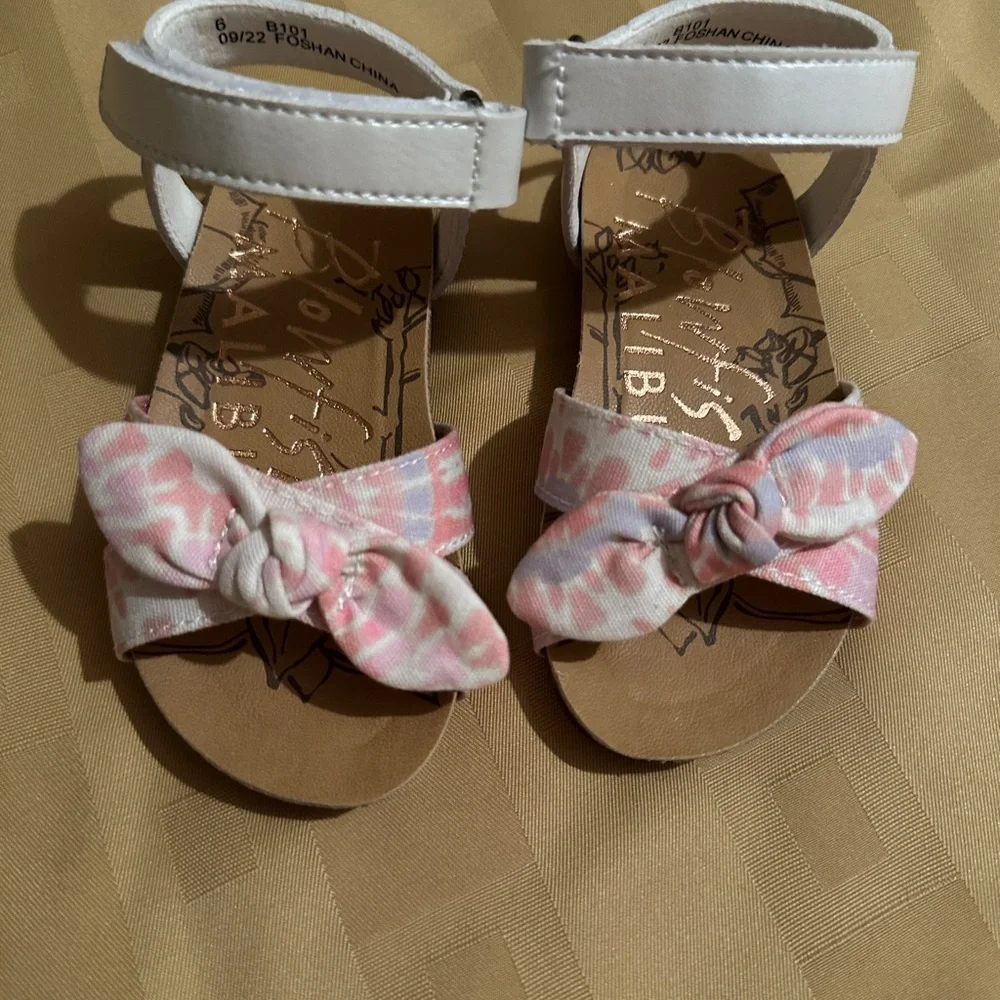 Blowfish Malibu White and Pink Kids Sandals with Bow NEW‎ Size 6 girls